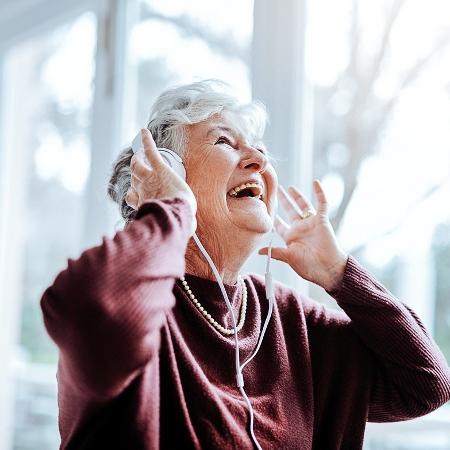 Música reduz não só a dor, mas também os sintomas depressivos e ansiosos desses pacientes - iStock