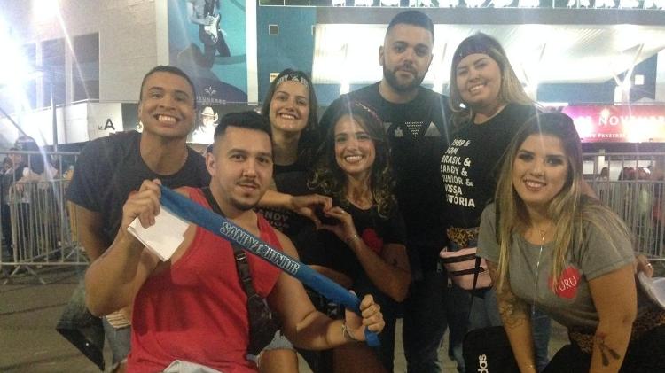 Guilherme Ayres (de vermelho) e os amigos no show de Sandy e Junior - Carolina Farias/UOL - Carolina Farias/UOL