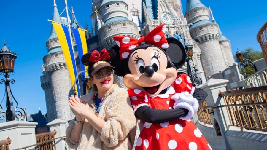 25.jan.2020 - A atriz Drew Barrymore posa ao lado da Minnie em frente ao Castelo da Cinderela, no Magic Kingdom, principal parque do Disney World - Abigail Nilsson/Walt Disney Resorts via Getty Images