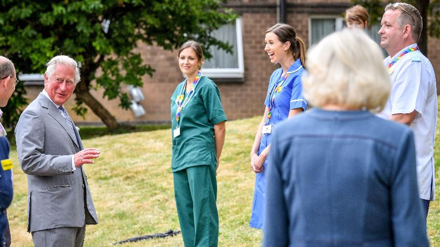 16.06.2020 - Príncipe Charles [à esq.] visita trabalhadores da linha de frente no Gloucestershire Royal Hospital - WPA Pool/Getty Images