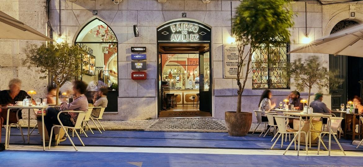 Em Lisboa, na frente do complexo do chef José Avillez (de Mestres do Sabor), a rua azul indica que foi fechada para tráfego e pode ser ocupada por mesas - Bruno Calado/Divulgação