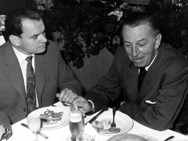 Alfred Bauer (à esq.) com Walt Disney no Festival de Berlim de 1958