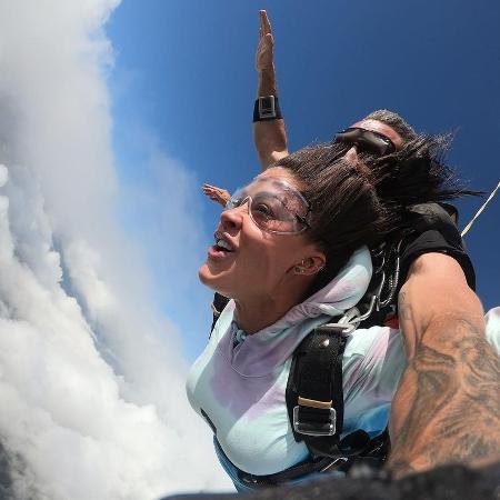 Aline Riscado pula de paraquedas pela primeira vez - Reprodução/Instagram