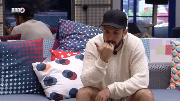 BBB 21: Arthur conversa na sala de estar - Reprodução/Globoplay