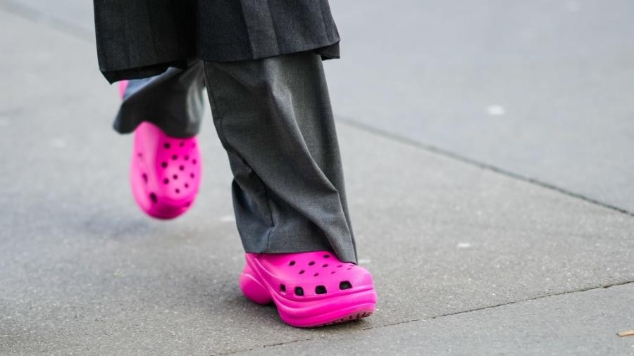 Crocs voltaram à moda com influenciadores nas redes sociais - Edward Berthelot/Getty Images
