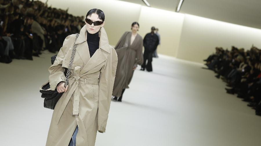 Apresentando a coleção de Outono 2023 na Paris Fashion Week, Balenciaga faz seu primeiro desfile após polêmicas envolvendo sexualização infantil - Aitor Rosas Sune/WWD via Getty Images