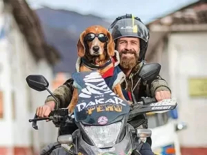 Ele adotou um cachorro de rua e juntos percorreram 15 países em uma moto