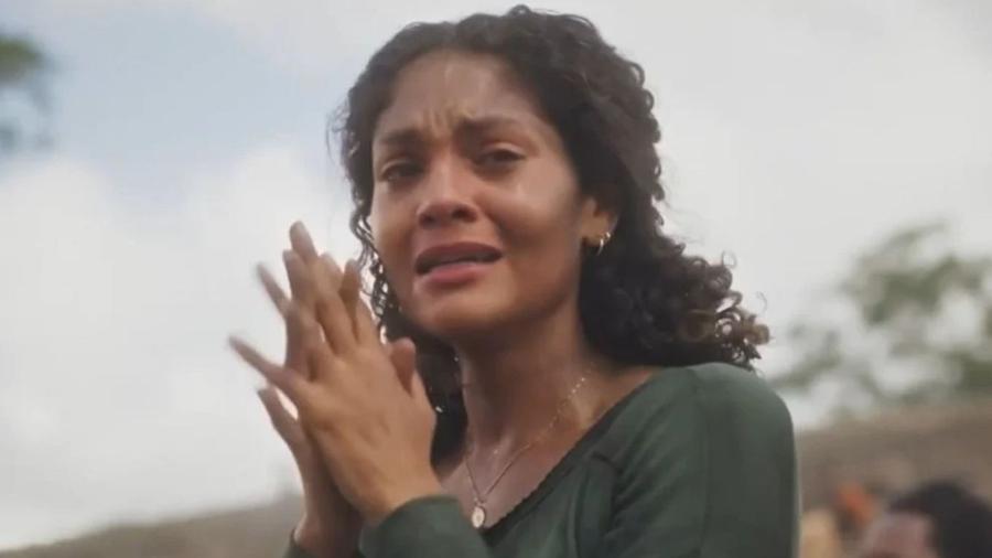 Aline (Barbara Reis) chora em "Terra e Paixão" - Reprodução/Globo