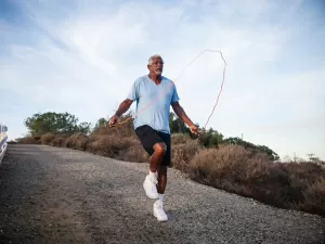 Aprenda técnica para pular corda e aproveite os benefícios desse exercício