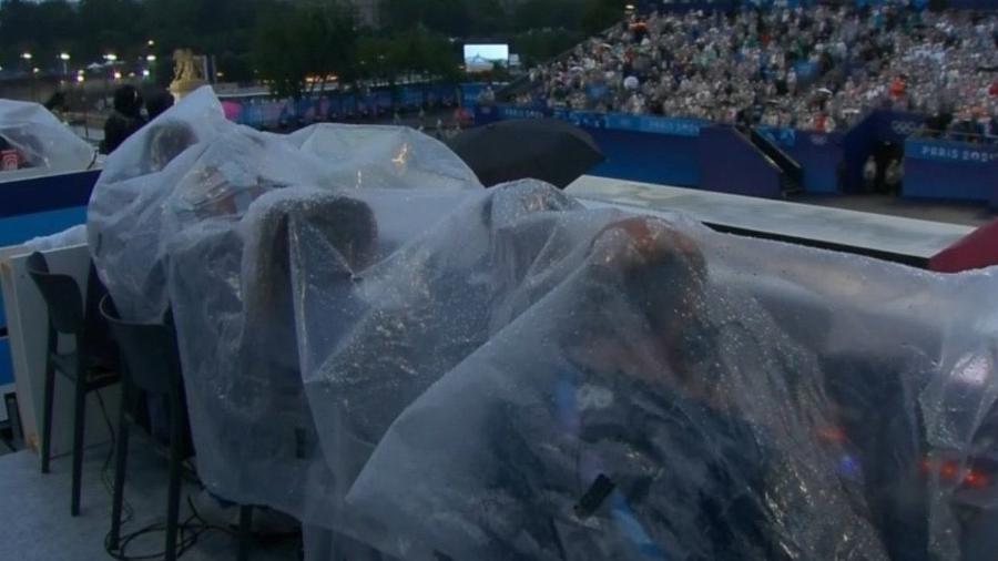 Perrengues: repórteres em Paris lidam com chuva durante abertura de Olimpíadas - Reprodução/Globoplay