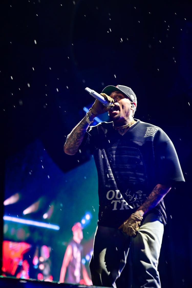 Chuva cai sobre Chris Brown durante show no Allianz Parque, em São Paulo, no sábado (21)