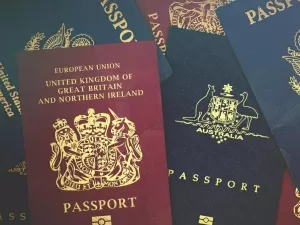 Da peste bubônica aos 'vistos dourados': como passamos a usar passaportes?