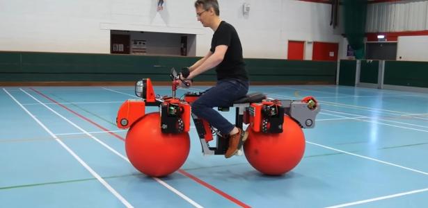 Reinventaram a roda: como esta nova motocicleta consegue andar até de lado