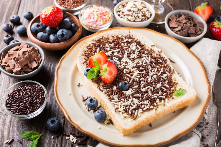 Hagelslag com confeitos de duas cores e frutas, uma versão elaborada Hagelslag com confeitos de duas cores e frutas, uma versão elaborada
