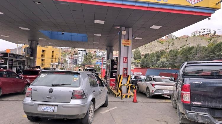 Governo manteve preço de gasolina e diesel, mas diminuiu importação, gerando grave escassez