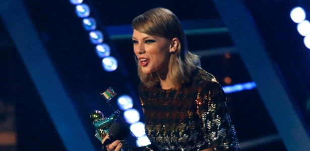 30.ago.2015 - Taylor Swift é premiada no VMA na categoria "Melhor Vídeo Feminino" - Mario Anzuoni/Reuters