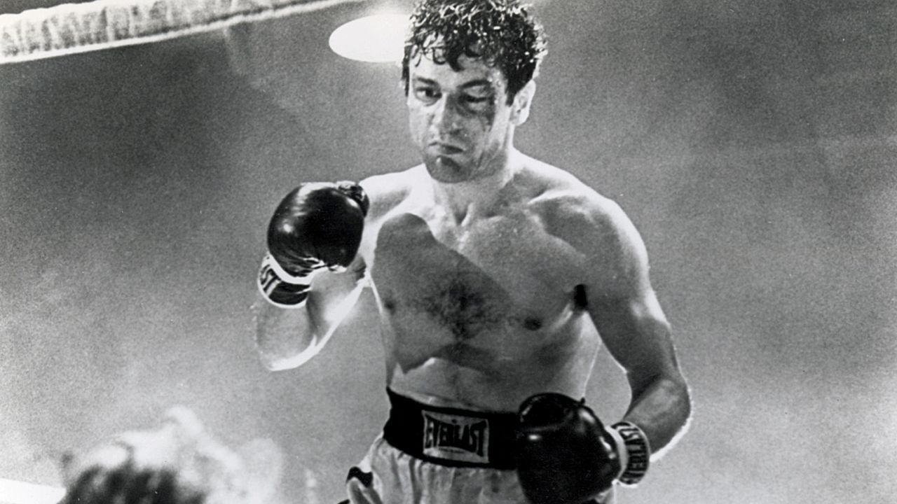 "Touro Indomável" (1980), dirigido por Martin Scorsese, com Robert de Niro no papel principal, é  considerado um dos maiores da boxe da história. O filme conta a história de Jake LaMotta, um filho de imigrantes italianos que encontra a redenção nos ringues - Divulgação