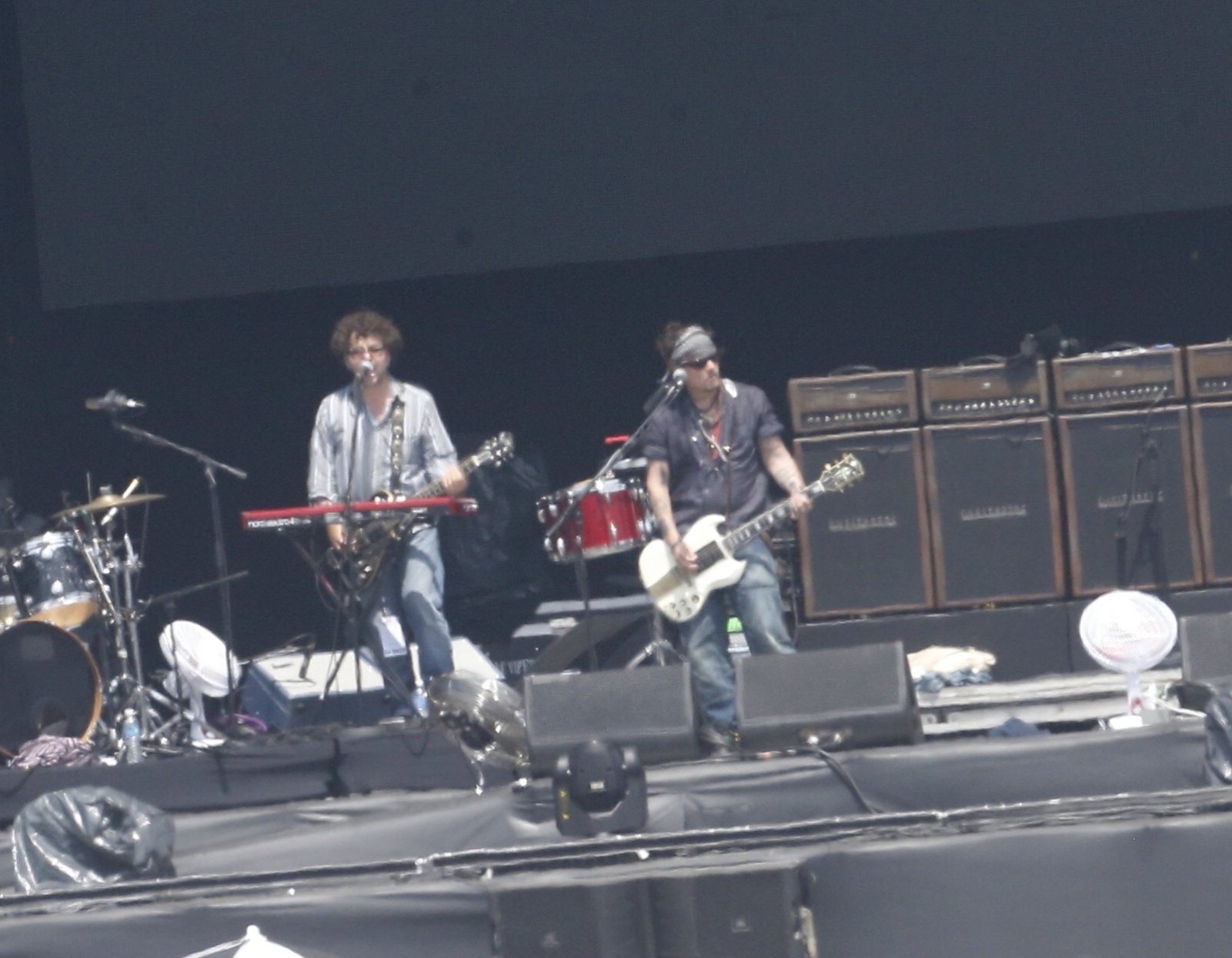 23.set.2015 - O astro Johnny Depp passa o som na Cidade do Rock, no Rio, com o Holywood Vampires. Supergrupo, que também conta com Alice Cooper, Joe Perry, Duff McKagan e Matt Sorum, se apresenta nesta quinta (24) no Rock in Rio - Gabriel Rangel/AgNews