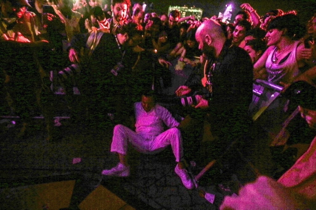 25.set.2015 - Mike Patton do Faith no More caído após ter errado um salto para a plateia - Antonio Lacerda/EFE