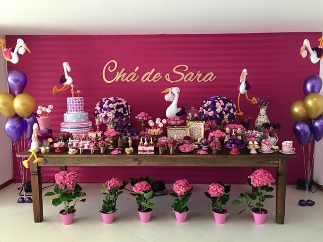 ste chá de fraldas com tema cegonha, produzido pela Thanks - Grife de Festas (www.facebook.com/thanksfestas), ganhou ar sofisticado ao usar a mesma paleta de cores (pink, roxo e dourado) em toda decoração - Divulgação