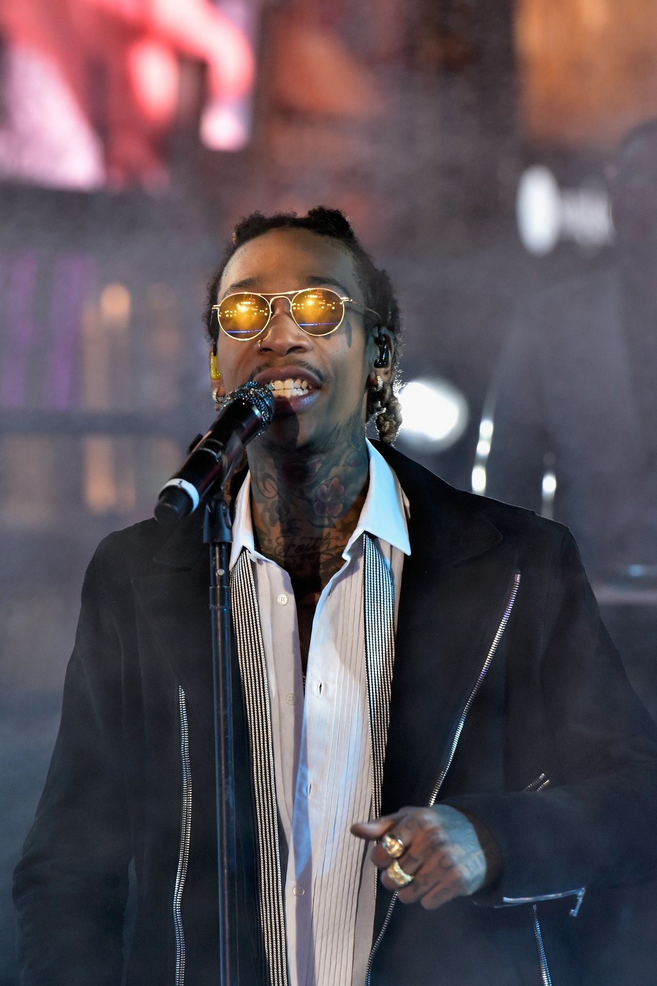 1.jan.2016 - Wiz Khalifa canta "See You Again" com Charlie Puth durante apresentação no Ano Novo da Times Square, em Nova York - Eugene Gologursky/Getty Images