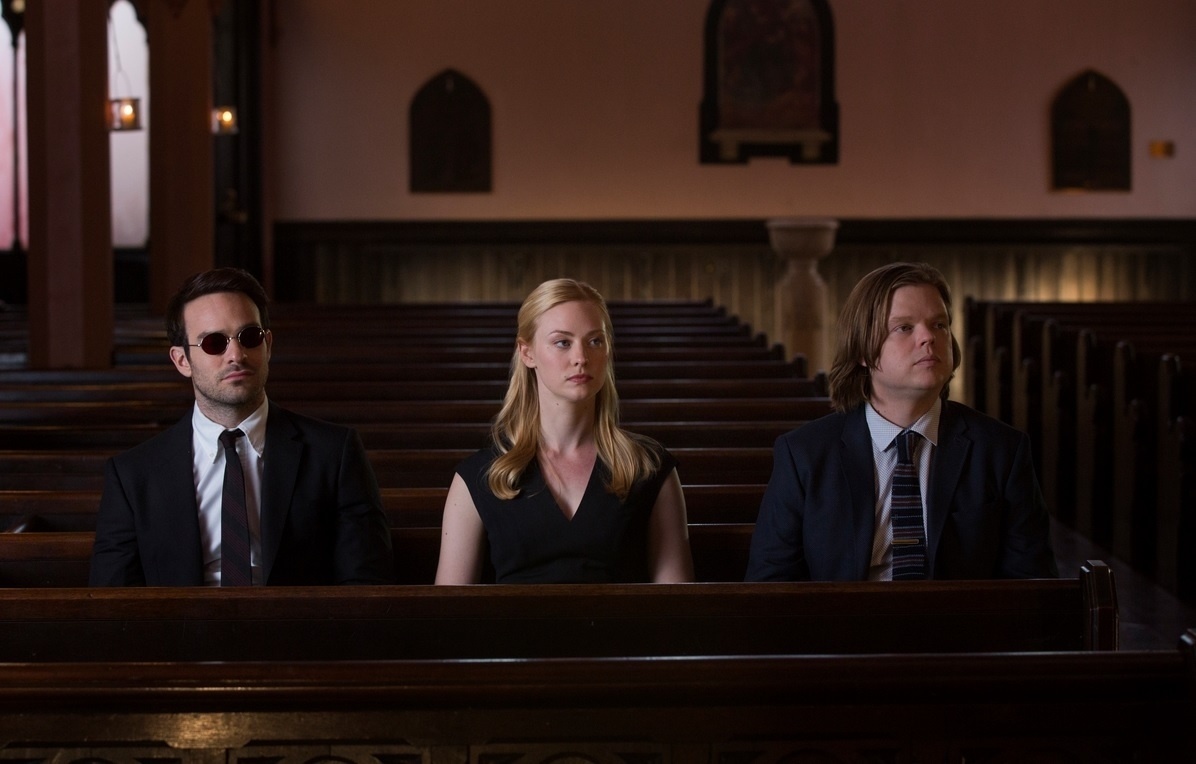 12.mar.2016 - Matthew (Charlie Cox), Karen (Deborah Ann Woll) e Foggy (Elden Henson) vão a um funeral na segunda temporada de "Demolidor" - Divulgação/Netflix