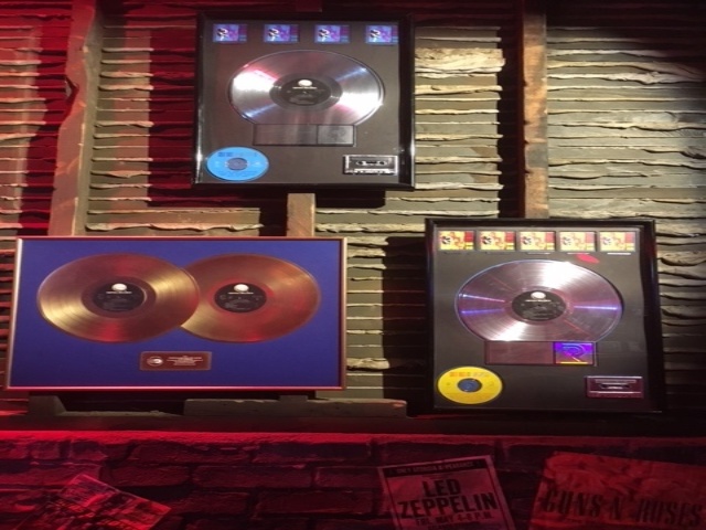 Em Los Angeles, no local onde os ingressos para o show do Guns N' Roses estavam sendo vendidos, foi montada uma mini-exposição com objetos antigos da banda - James Cimino/UOL