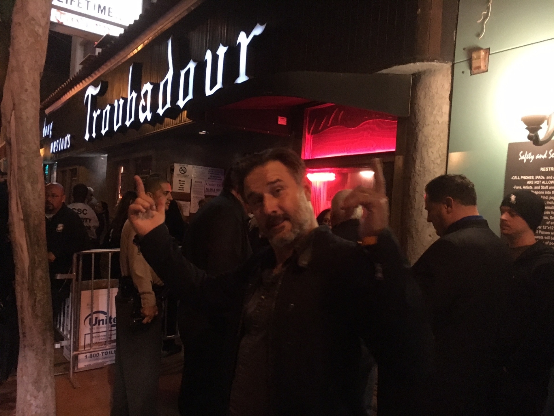 1.abr.2016 - O ator David Arquette (ex-marido da atriz Courtney Cox, a Monica da série "Friends") não consegue ingresso e fica para do show do do Guns N' Roses - James Cimino/UOL