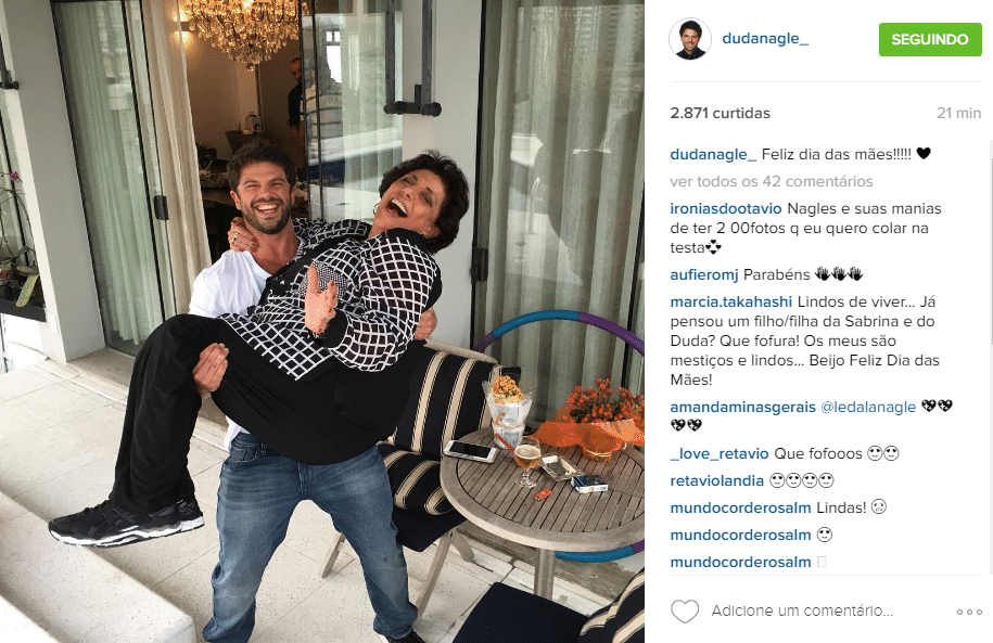 8.mai.2016 - Duda Nagle levanta a mãe no colo. "Feliz dia das mães", desejou o ator, no ar em "Cúmplices de um Resgate" (SBT) - Reprodução/Instagram/dudanagle_