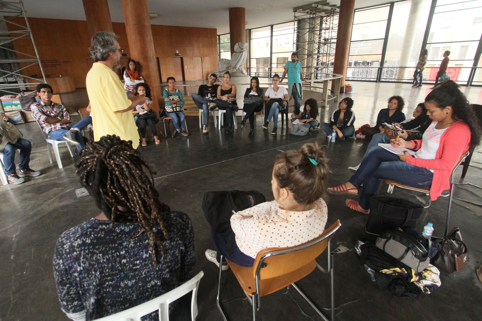 19.mai.2016 - Ativistas e artistas seguem ocupando o Palácio Gustavo Capanema, sede do Ministério da Cultura e da Fundação Nacional de Artes (Funarte), na Avenida Graça Aranha, centro do Rio de Janeiro (RJ), na manhã desta quinta-feira (19) - José Lucena/Futura Press/Estadão Conteúdo