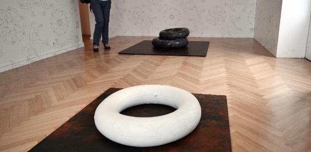 20.mai.2016 - Obra do artista Ai Weiwei traz "pneus" ou salva-vidas de mármore na exposição "Ai Weiwei at Cycladic", inspirada pela crise de imigrantes - Louisa Gouliamaki/AFP - Louisa Gouliamaki/AFP