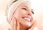 Dermatologista ensina qual é a ordem correta dos cremes para o rosto - Shutterstock