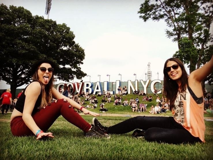 Bruna e Jode no Governors Ball, em Nova York, em junho de 2016. O festival foi o primeiro em que elas foram patrocinadas por uma empresa - Reprodução/Instagram/@amelhorbalada