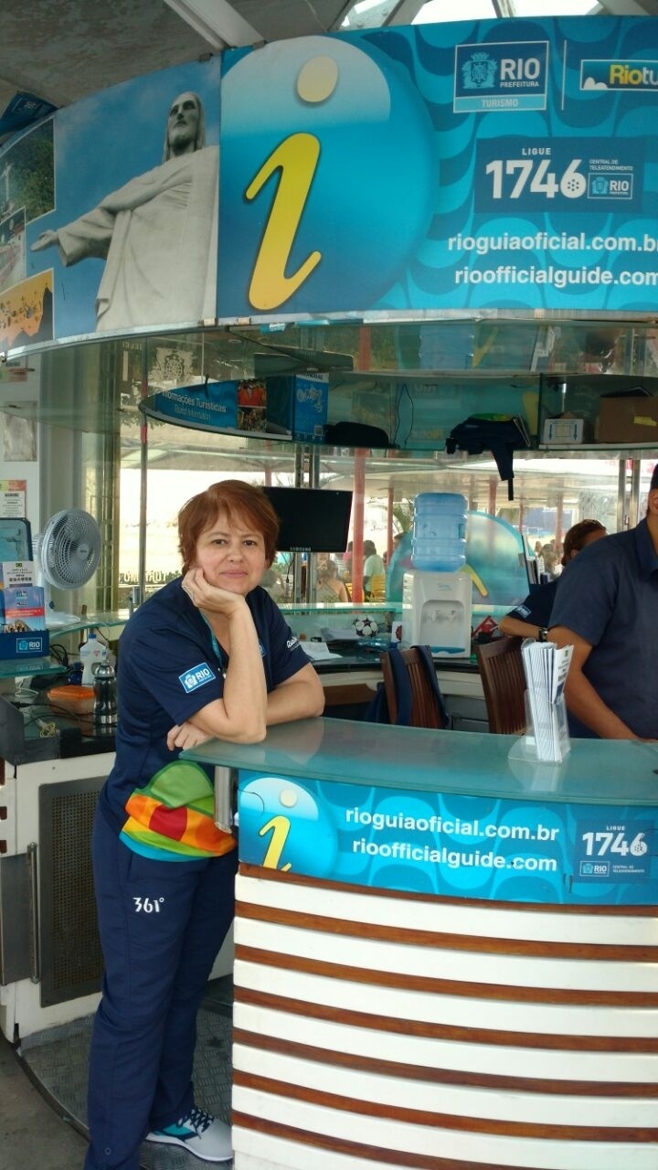 Narjara Turetta trabalho no quiosque da Riotur na altura do posto 3, em Copacabana, no Rio - Felipe Pinheiro/UOL