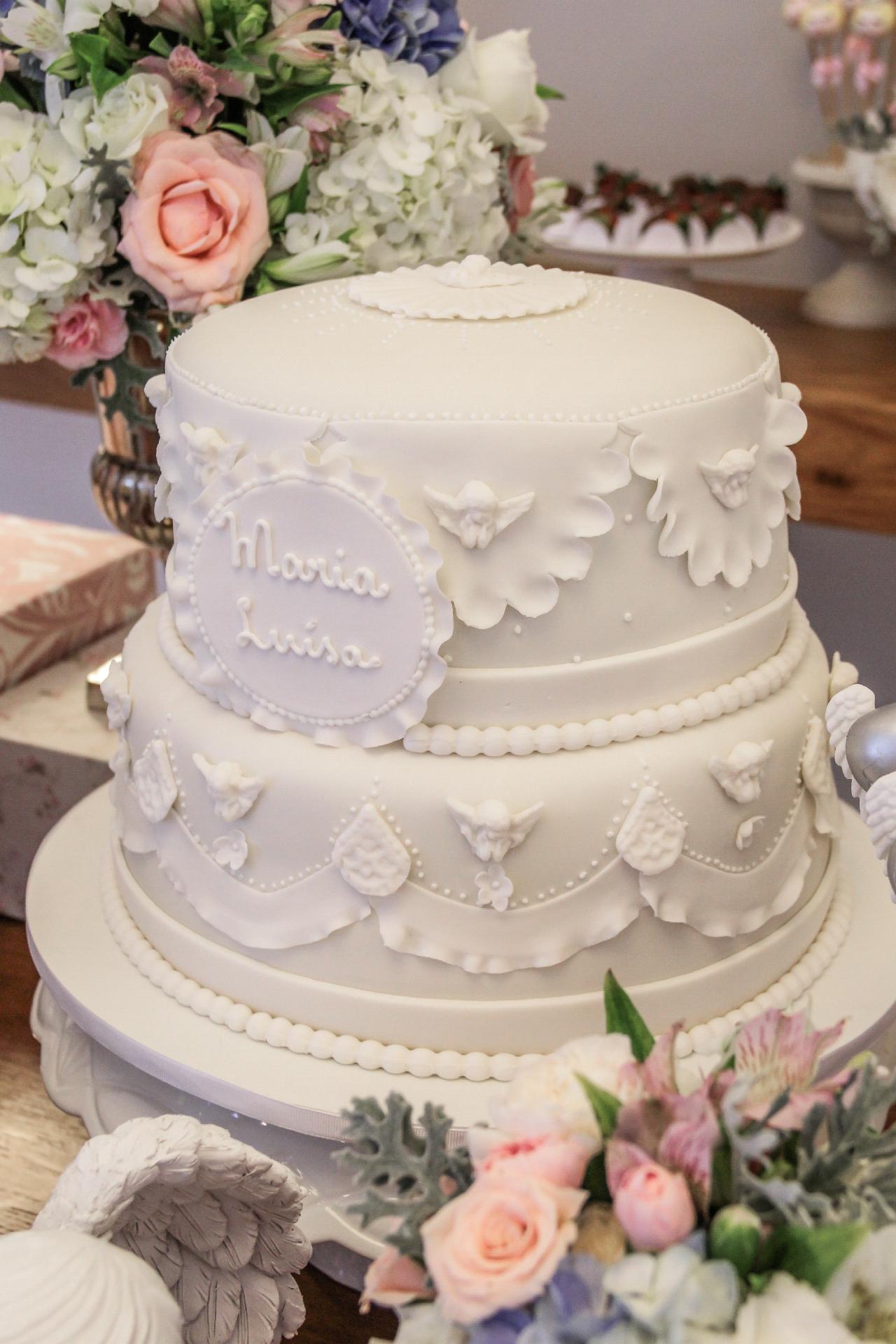 Com acabamento em pasta americana, o bolo, da Le Malu Ateliê de Bolos e Doces (www.lemalu.com.br), era clássico e também retratava os anjinhos, tema do batizado - Divulgação