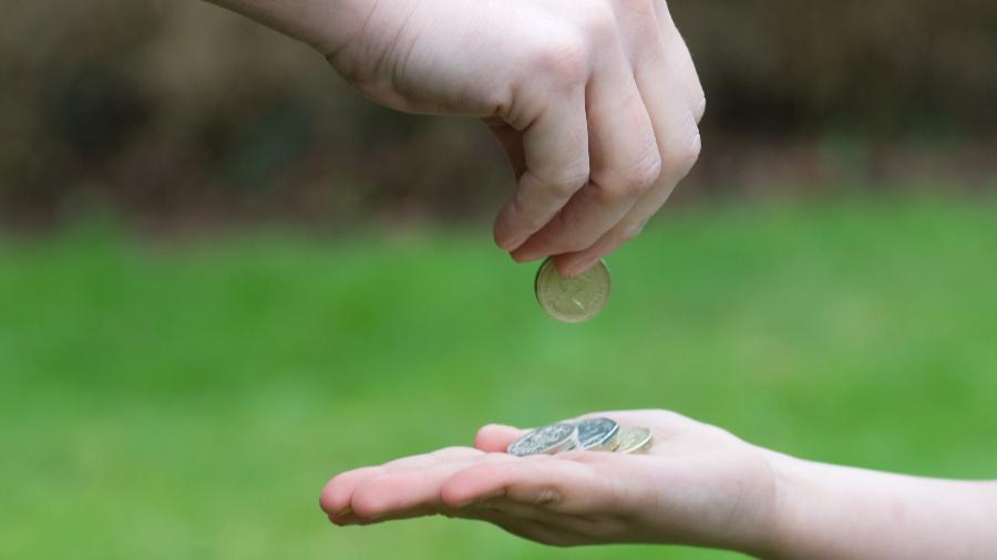 Dar dinheiro demais ao filho e usar a mesada como barganha são erros comuns dos pais - Getty Images