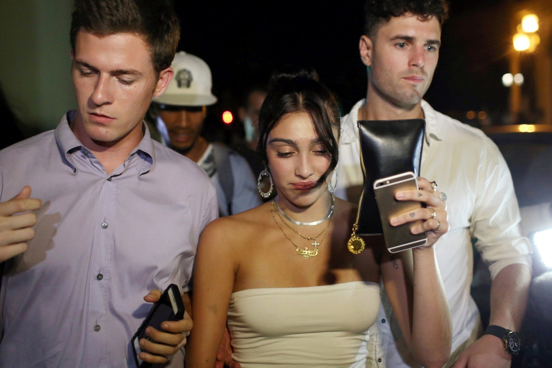 15.ago.2016 - Cercada por seguranças, Lourdes Leon deixa hotel para passear por Havana - Reuters