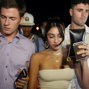 15.ago.2016 - Cercada por seguranças, Lourdes Leon deixa hotel para passear por Havana - Reuters - Reuters