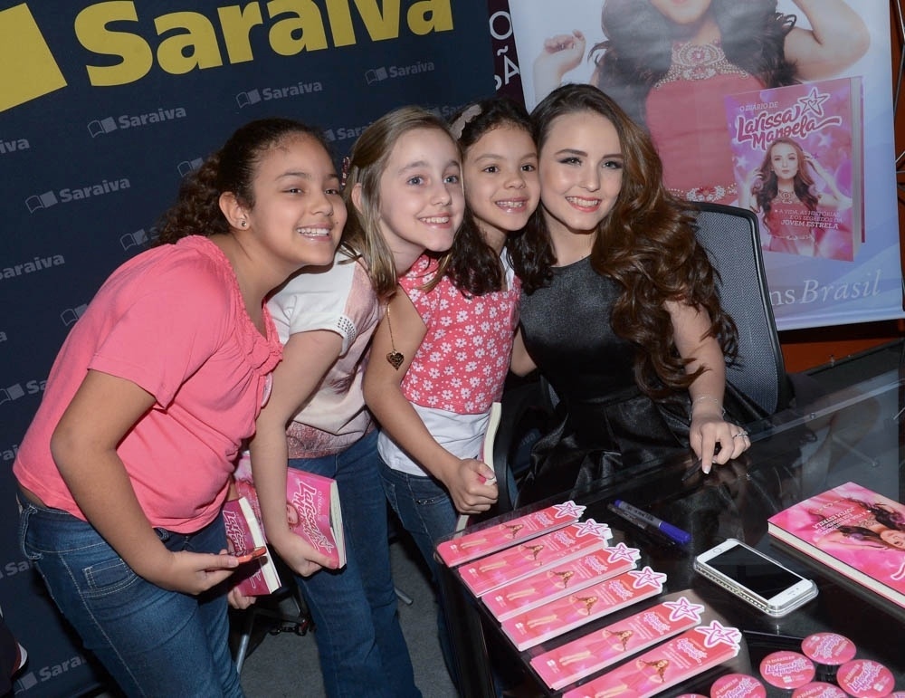 1º.set.2016 - Larissa Manoela fotografa com fãs durante tarde de autógrafos na Bienal do Livro de SP - Francisco Cepeda/AgNews