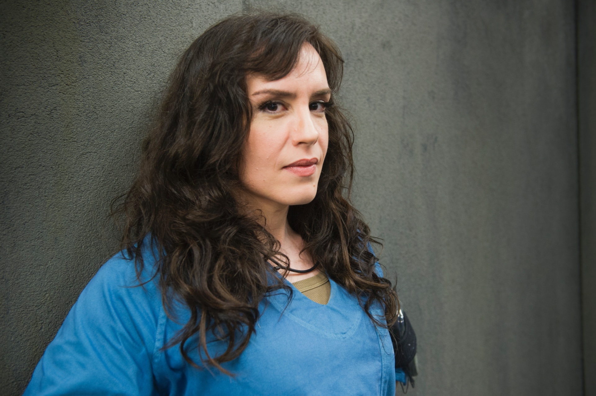 Ela é Janette, dona de uma rede de salões de beleza, mas que precisa de muito dinheiro para salvar seu negócio de um golpe financeiro. A personagem de Maria Clara Spinelli nasceu miserável, viveu uma infância difícil em companhia do pai, um alcoólatra violento que não a aceitava. Teve que fugir de casa e se virar sozinha no mundo - Divulgação/TVGlobo/Cauia Franco