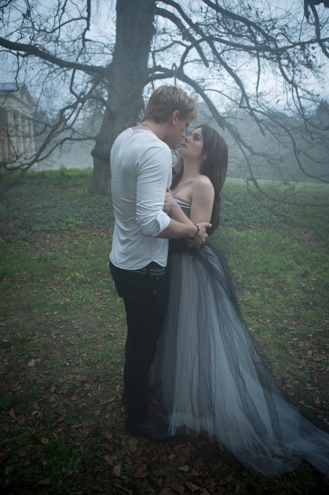 Luce beija Daniel em cena de "Fallen", que estreia no Brasil em 8 de dezembro - Divulgação