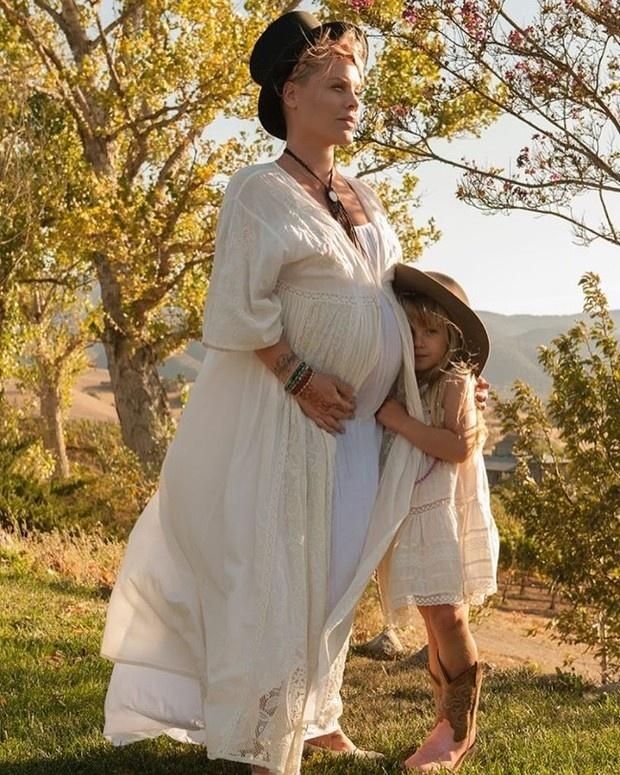 já na reta final da gestação, a cantora pink usou seu instagram para contar que espera o segundo filho; Pink é casada com o ex-piloto de motocross Carey Hart e juntos eles já tem uma menina chamada Willow Sage Hart, de 3 anos. - Reprodução/Instagram