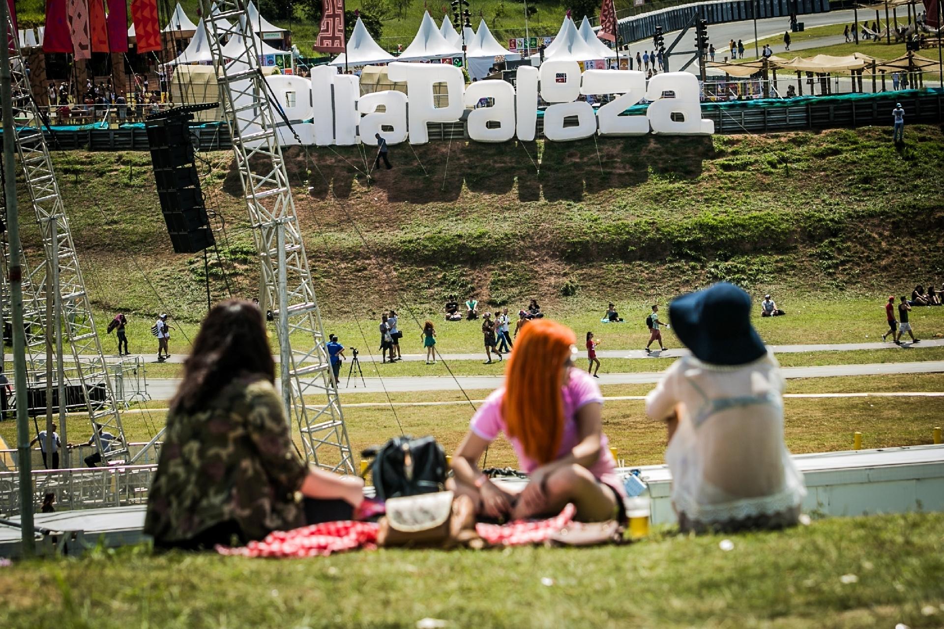 O segundo dia do Lollapalooza começou com sol quente e um público tímido - Bruno Santos/UOL