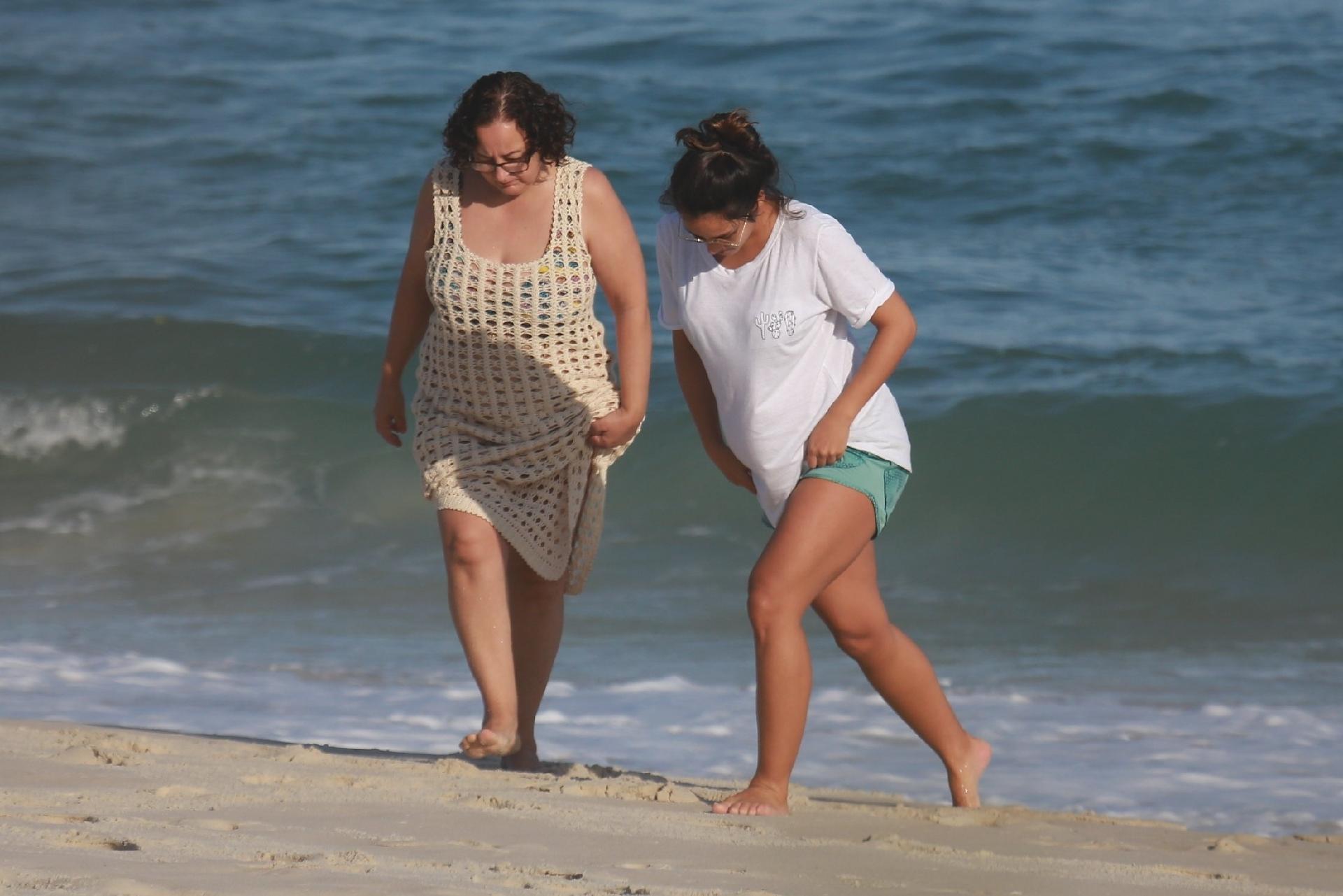 De blusinha solta e bermuda, Yanna Lavigne exibiu o barrigão do nono mês de gestação  - Dilson Silva/AgNews