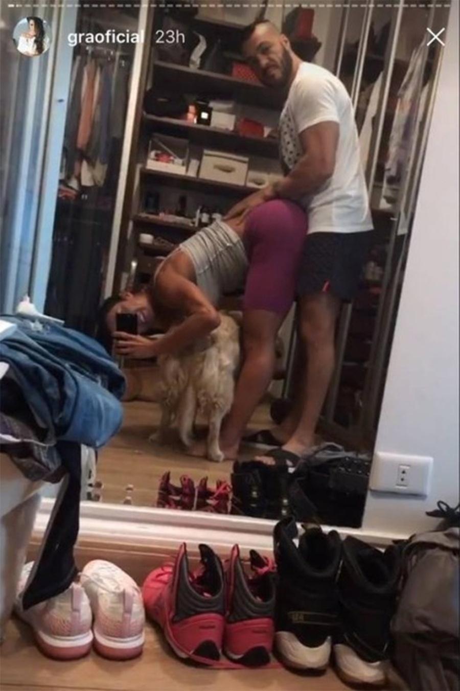 Gracyanne publicou uma foto ousada com Belo no closet, um dos espaços preferidos de sua casa. Na imagem, a morena aparece agachada e Belo está atrás da amada - Reprodução/Instagram
