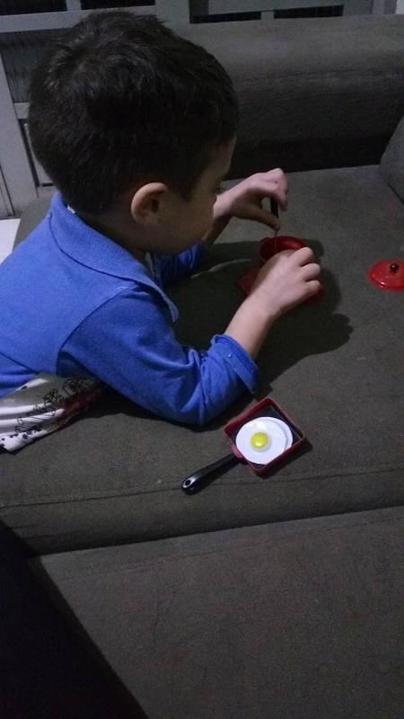 Mãe presenteia filho com kit de cozinha e garoto comemora: "vou fazer um espaguete" - Reprodução/Facebook/Jenifer Stelen