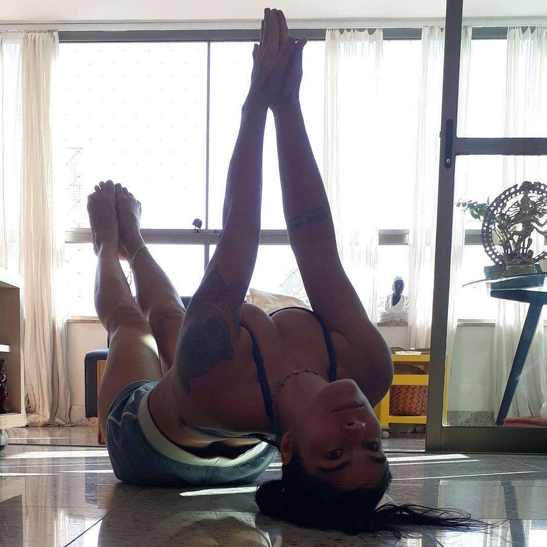 Fabíola Fantin atua há anos como instrutora de ioga. Em seu Instagram, com cerca de 5 mil seguidores, ela mostra diversas posições. - Reprodução/Instagram/fafantin