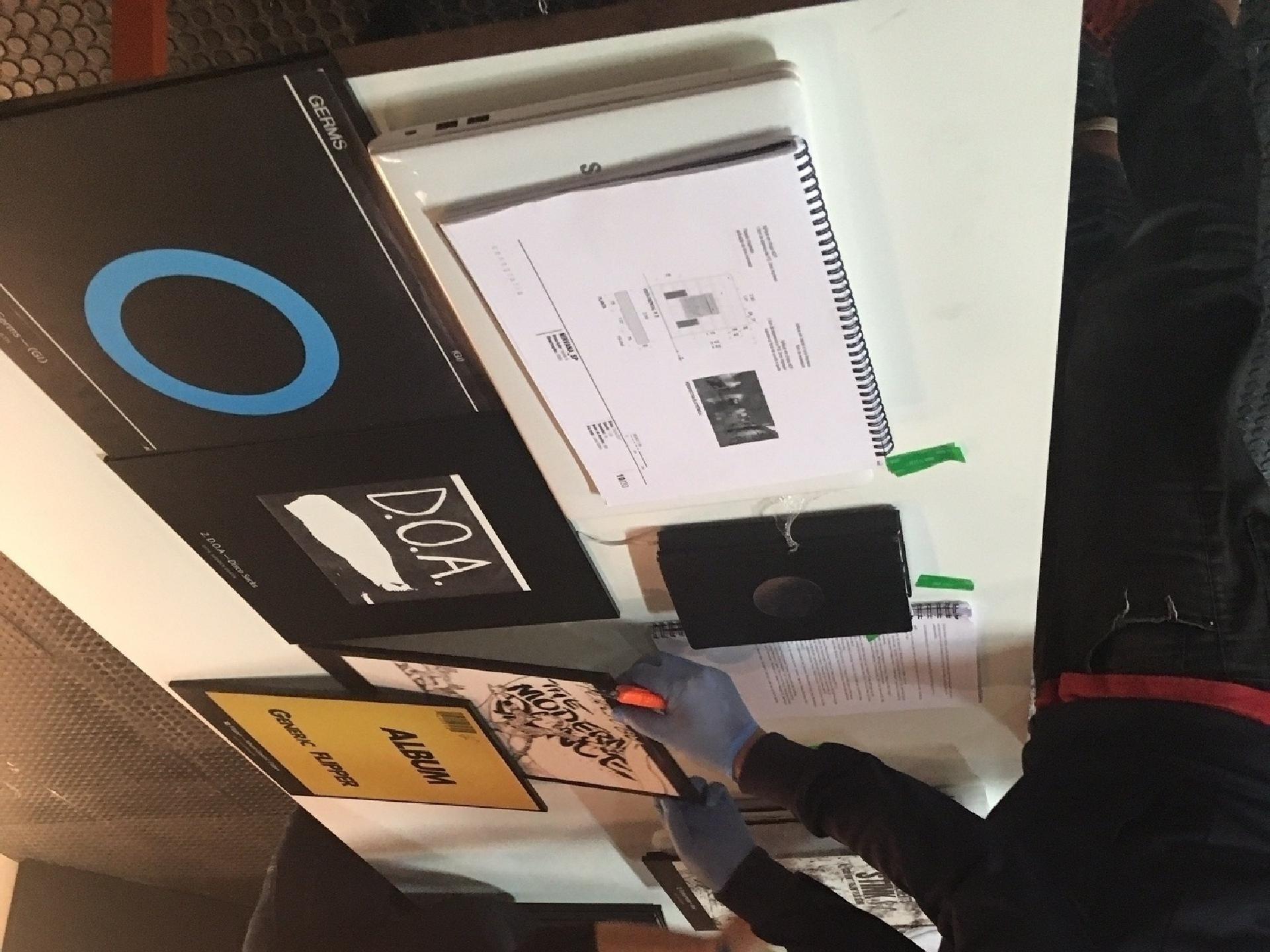 Equipe finaliza a montagem da exposição "Nirvana: Taking Punk to the Masses" - Adriana de Barros/UOL