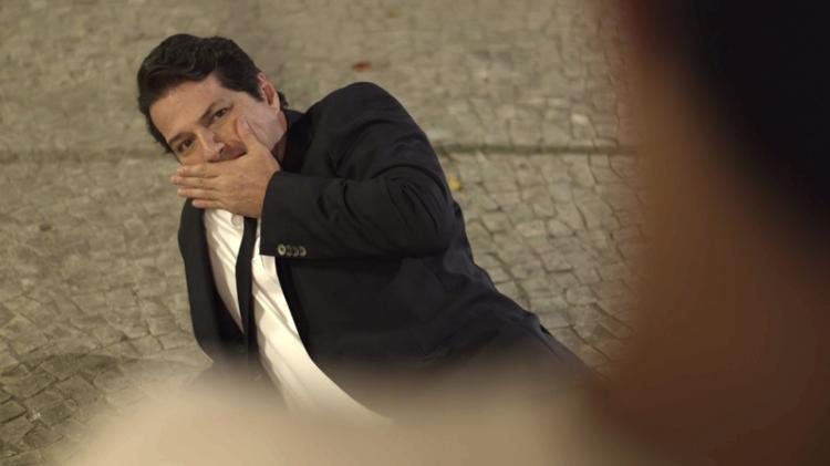 Malagueta (Marcelo Serrado) leva soco em "Pega Pega" - Reprodução/GShow - Reprodução/GShow