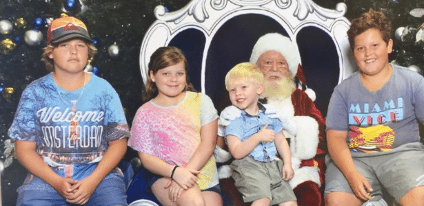 Charlie, com 4 anos, com os irmãos - Acervo pessoal - Acervo pessoal